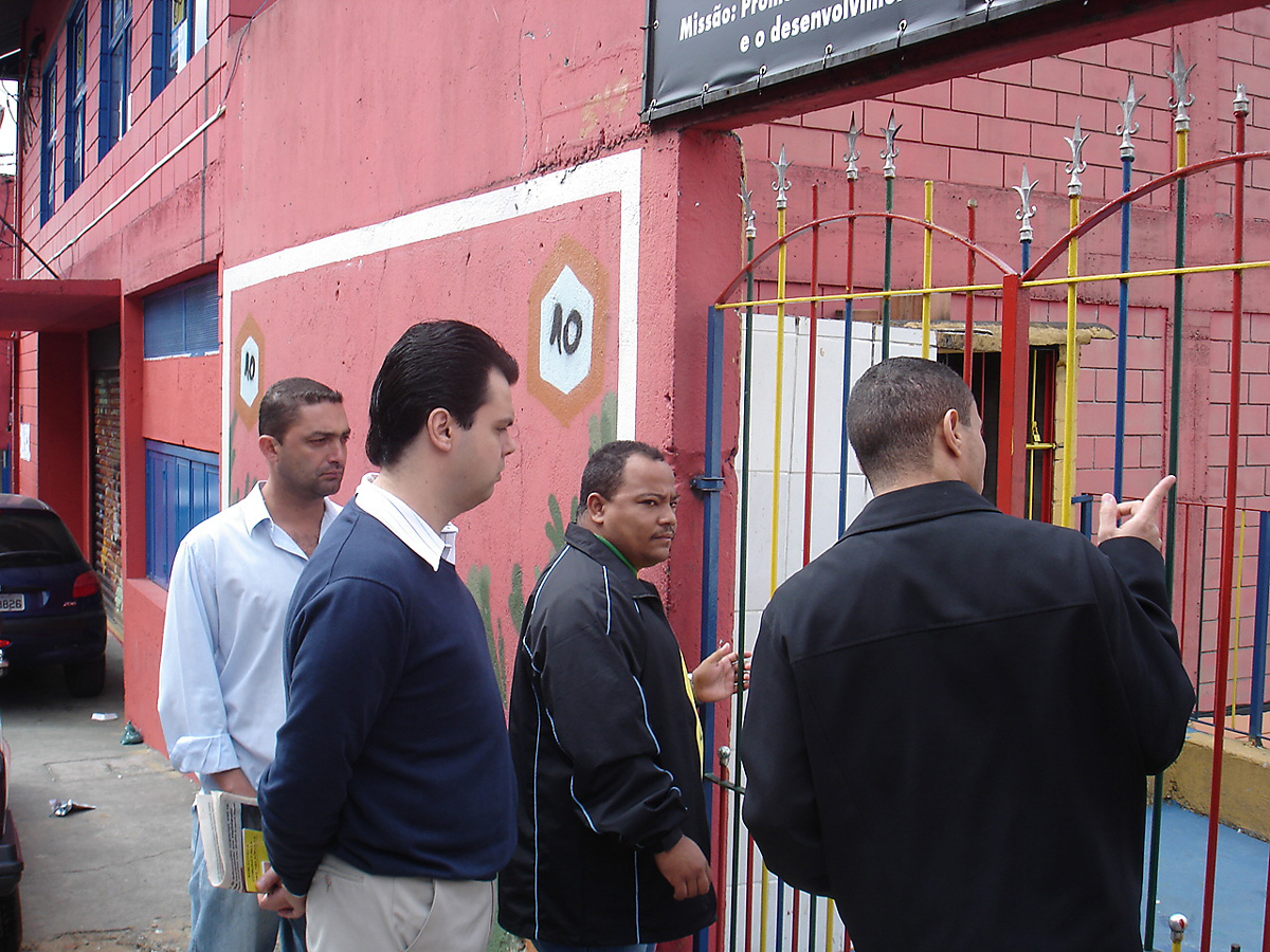Bruno Covas percorreu ruas da favela na companhia dos dirigentes da Unas<a style='float:right;color:#ccc' href='https://www3.al.sp.gov.br/repositorio/noticia/05-2008/BRUNO COVAS 977.jpg' target=_blank><i class='bi bi-zoom-in'></i> Clique para ver a imagem </a>